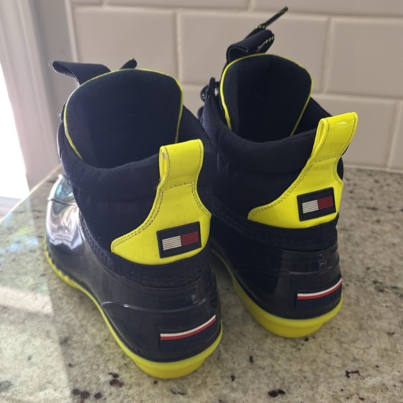 Tommy Hilfiger women’s duck boots - Picture 3 of 7